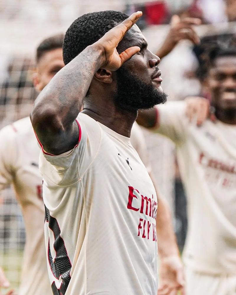 奥莱报列五大联赛有美资背景的俱乐部：共24家，英超有9家（奥莱报统计：五大联赛有美资背景俱乐部24家，英超占9家）