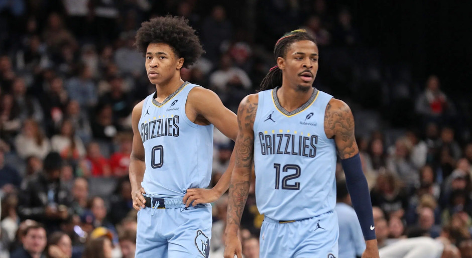 在直播镜头前被弗拉门戈球迷暴力扯头发，女记者发文呼吁尊重（直播中遭弗拉门戈球迷粗暴揪发，女记者发声呼吁尊重）