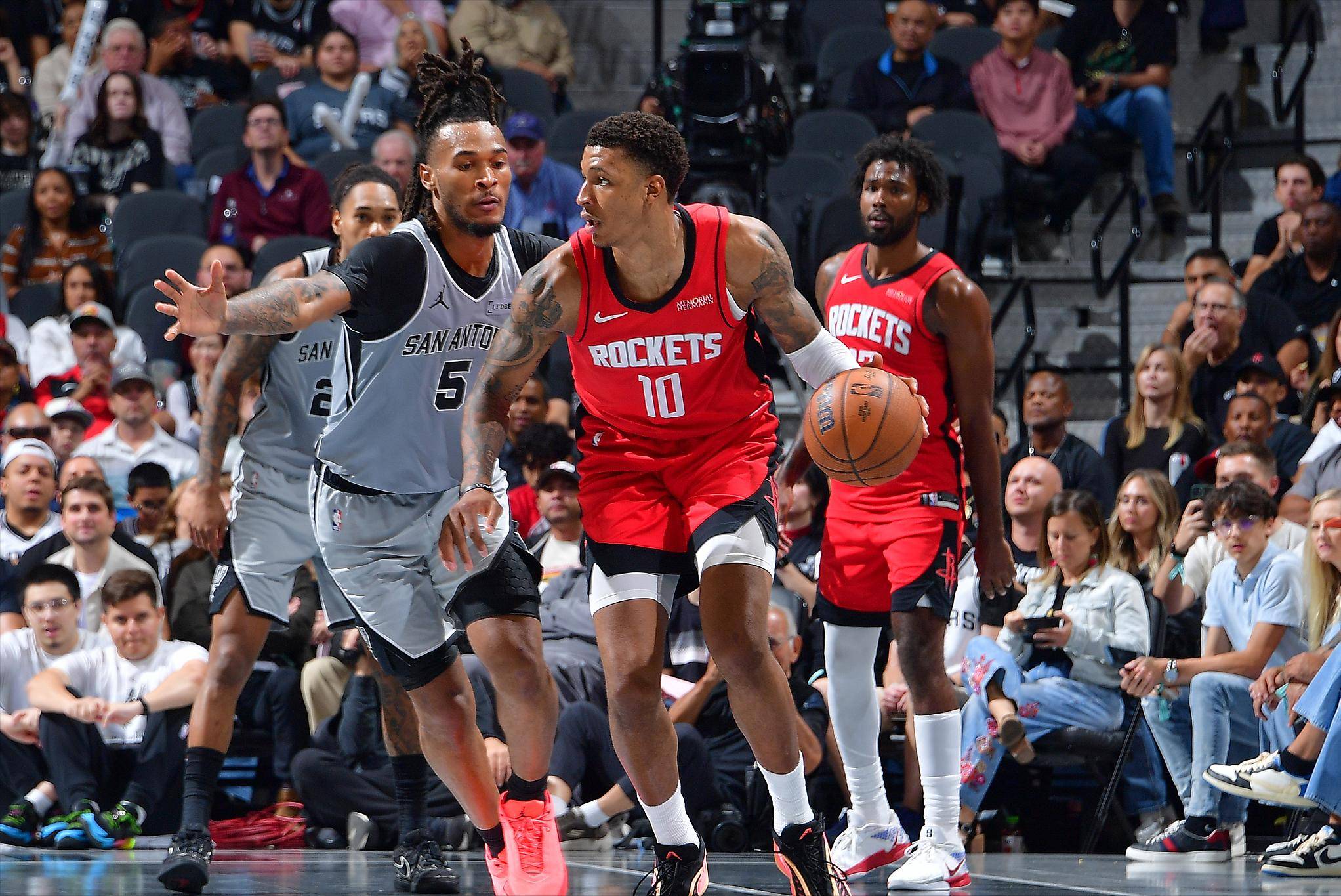 美记：雷霆、火箭和马刺对现状满意，不会在本赛季追求字母哥（美媒：雷霆、火箭与马刺对阵容满意，本季无意追逐字母哥）