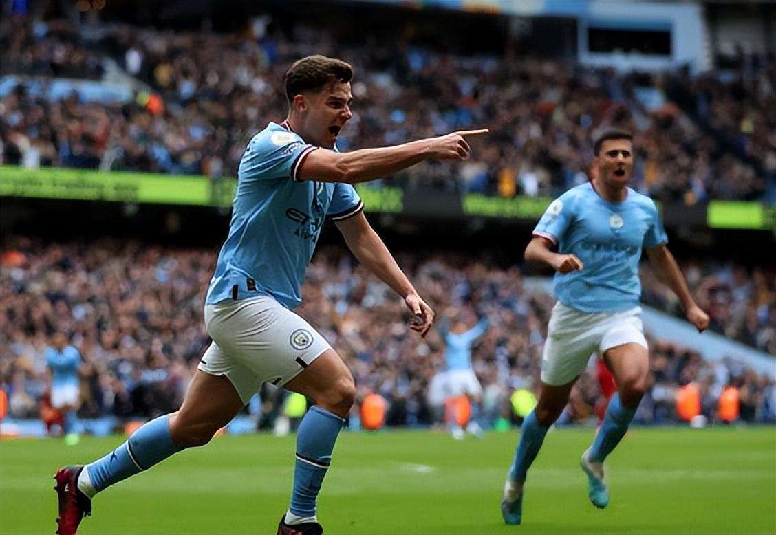 拜仁慕尼黑莱万多夫斯基帽子戏法（莱万多夫斯基为拜仁上演帽子戏法）