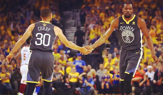 港队主场战新加坡，新加坡球员伤退时担架工作人员忍不住庆祝（港队主场迎战新加坡，担架员在新加坡球员伤退时当场庆祝）