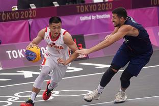 够丝滑可惜没进！克里斯轻松抹过防守空篮没能得分（丝滑过人却憾未命中！克里斯轻松甩防后空篮失手）