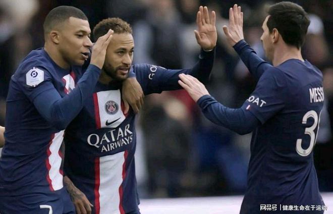 巴萨遭遇危险对手！法兰克福进攻凶猛防守漏洞百出，欧冠生死战提前上演（欧冠生死前哨战：巴萨遭遇法兰克福，进攻火力爆棚、防线漏洞频出）