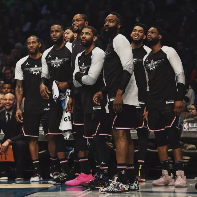 篮球湖人队训练营加入心理辅导课程（湖人队训练营新增心理辅导课程）