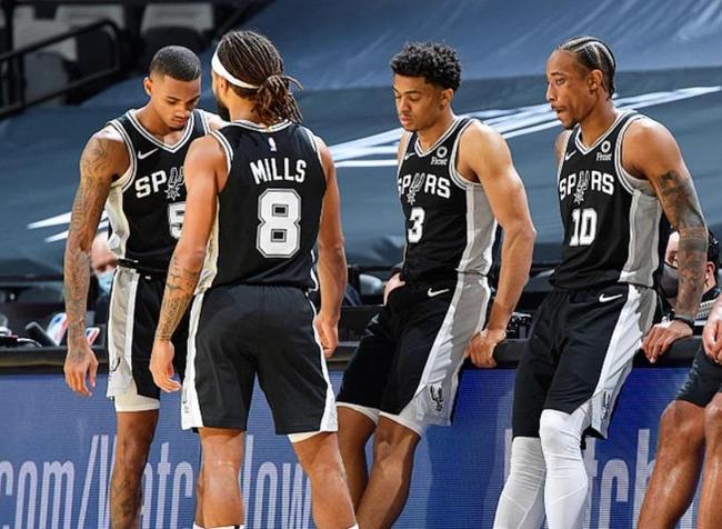 康宁汉姆球衣荣退母校，恩师盛赞活塞球星不忘初心（活塞球星康宁汉姆母校球衣退役，恩师称其初心未改）