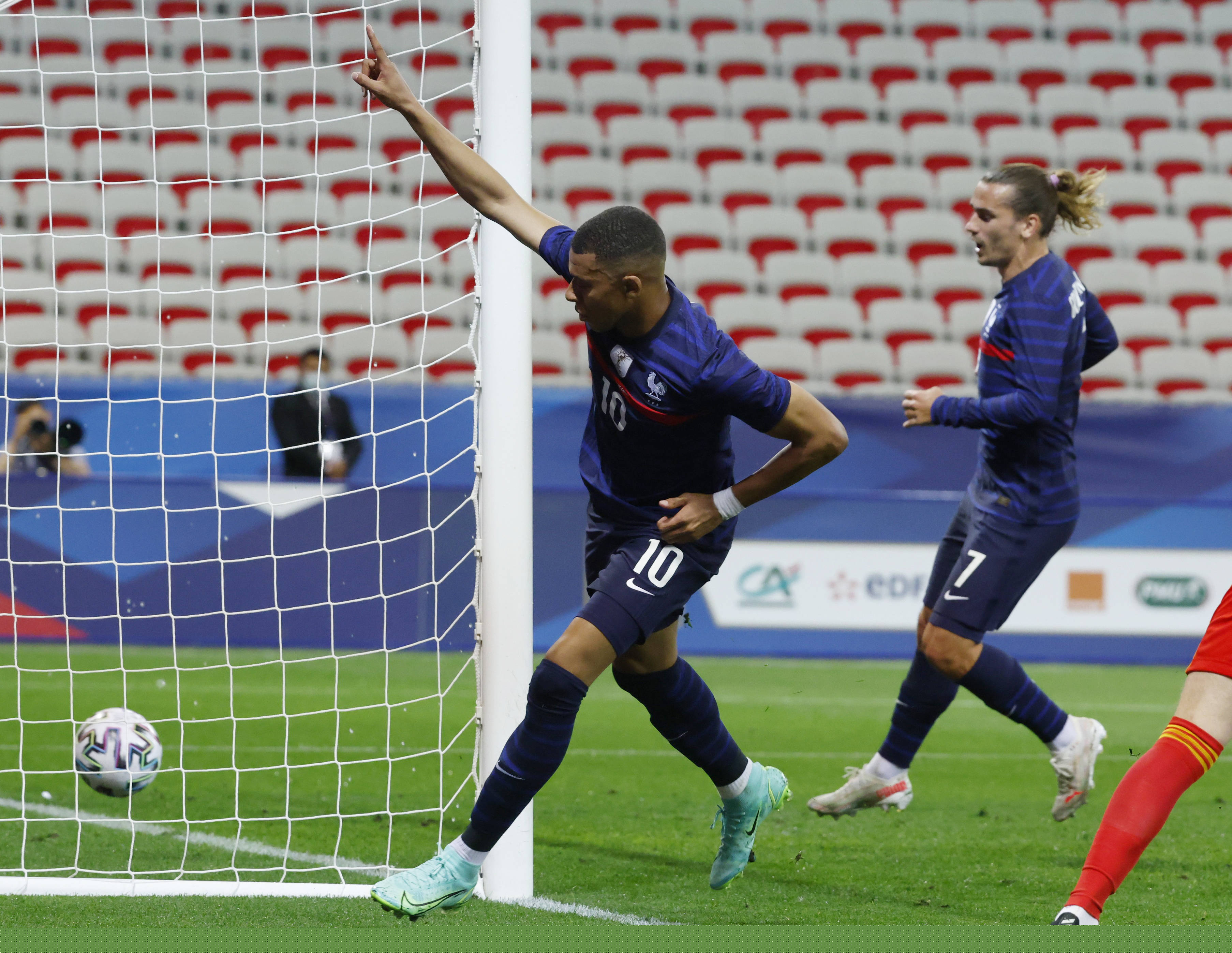 一场0：0让邵佳一收获最大发现 国足新门神诞生 3老将可以退役了（0-0一役让邵佳一有重大收获：国足新门神横空出世，三名老将该退役了）