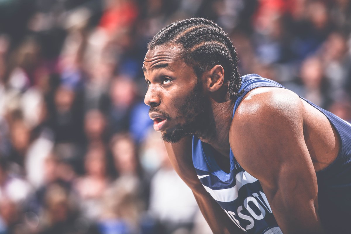 科贝记者：法兰克福球迷往巴萨球迷区投掷杂物甚至发射焰火（科贝记者：法兰克福球迷在巴萨球迷区投掷杂物并施放焰火）