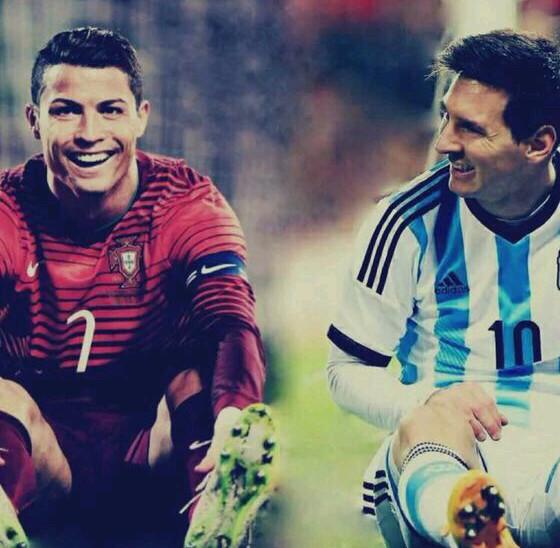 拜仁26／27赛季主场球衣谍照：红色基调搭配领口袖口金色线条（拜仁26／27赛季主场球衣曝光：通体红色，领口与袖口采用金色细边）