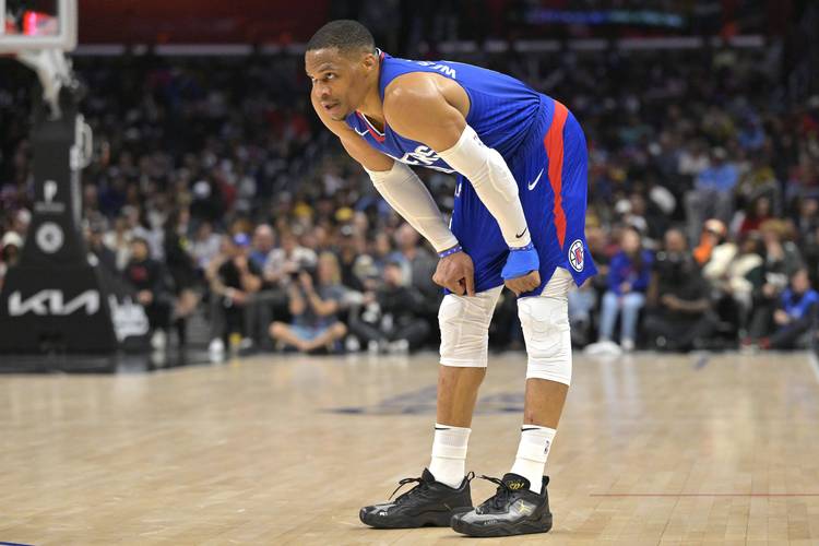 土耳其女球员狂砍69分，面相妆容神似李梦，引爱德华兹疯狂示爱（土耳其女将狂轰69分，妆容酷似李梦，爱德华兹高调示爱）