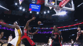 科贝记者：法兰克福球迷往巴萨球迷区投掷杂物甚至发射焰火（科贝记者称：法兰克福球迷向巴萨看台抛掷杂物并燃放焰火）