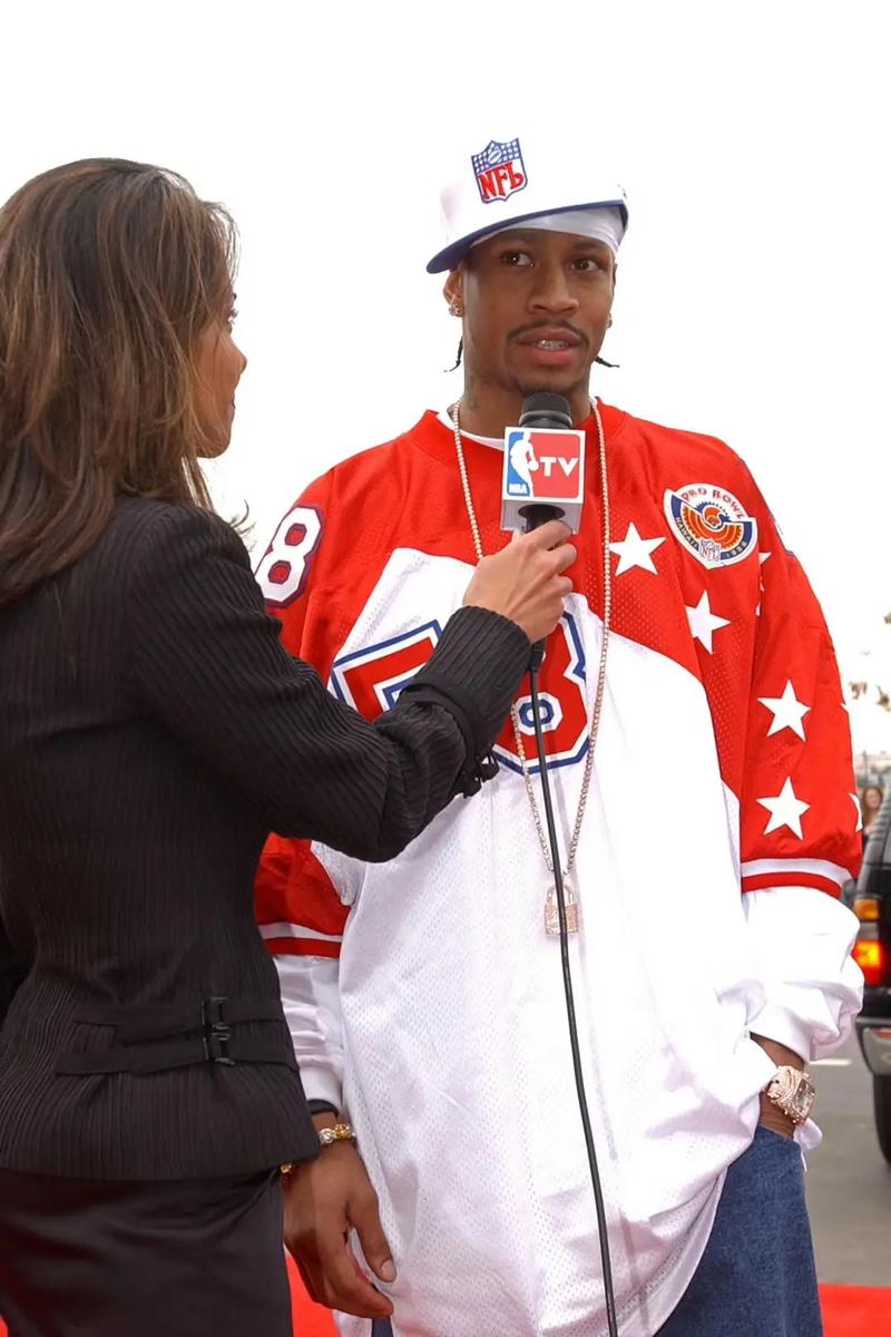 每体：莱万首选与巴萨续约，但也已开始研究其它联赛的报价（每体：莱万续约巴萨为先，已着手考虑其他联赛的报价）