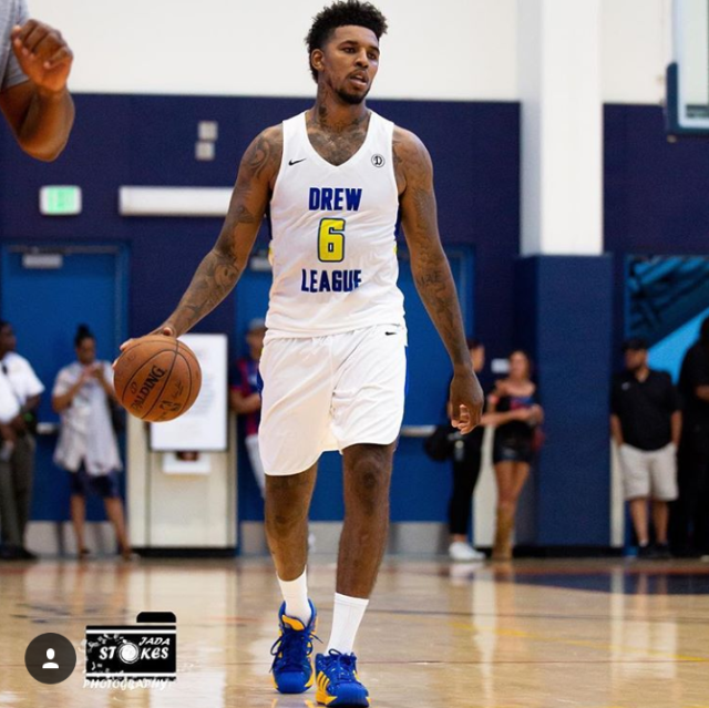 足球曝某豪门将出售队内三名老将，重建计划开启（曝足坛某豪门拟出售三名老将，重建进程启动）