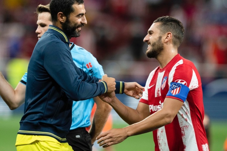 赛季首发阵容曝光 球迷热议（新赛季首发名单出炉 引发球迷热议）