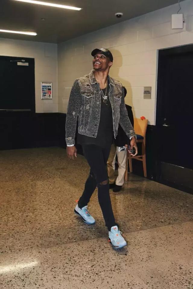 阿斯：贝蒂斯将效仿安东尼模式，打算明年夏窗买断阿姆拉巴特（阿斯报：贝蒂斯欲复制安东尼模式，计划明夏转会窗买断阿姆拉巴特）