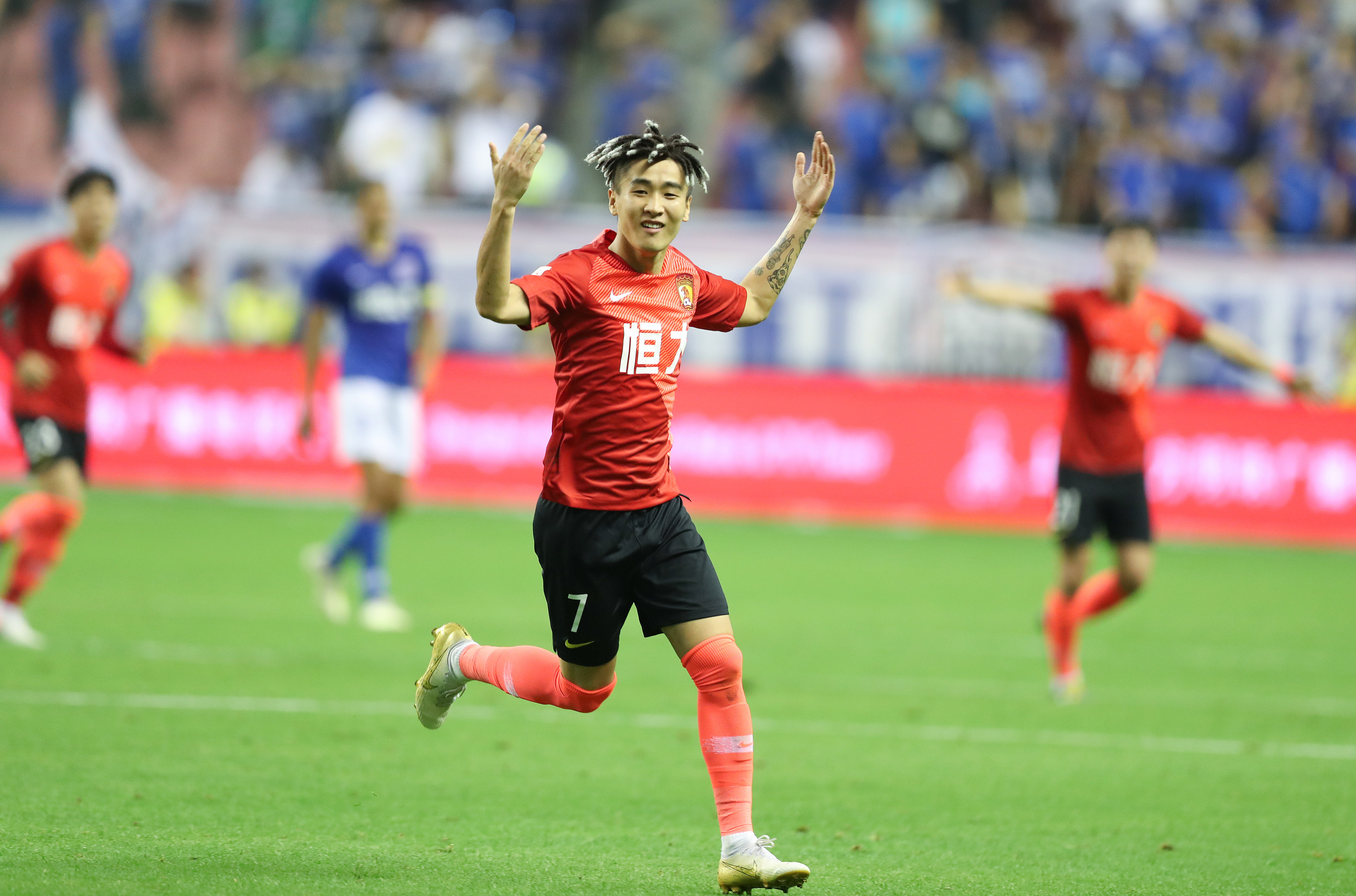 广东男篮防守稳固战胜上海（铁血防守助广东男篮力克上海）