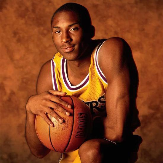 “快乐男孩”名不虚传！巴坎布门前空门不进，自己却跑进球门（巴坎布空门不进反把自己送进球门，快乐本色尽显）