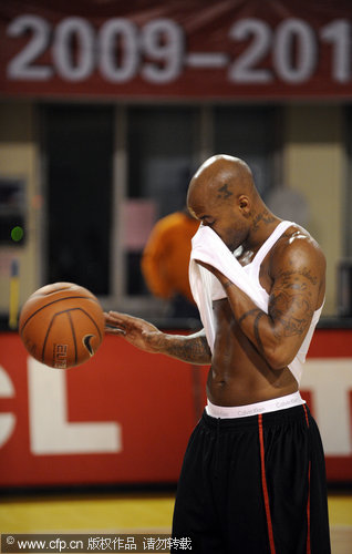 NBA交易市场动态：湖人完成签约（湖人官宣完成签约：NBA交易市场最新动向）