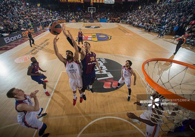 欧冠半场：克瑙夫打破僵局，法兰克福1-0巴塞罗那（欧冠半场战报：克瑙夫先拔头筹，法兰克福暂1-0领先巴塞罗那）