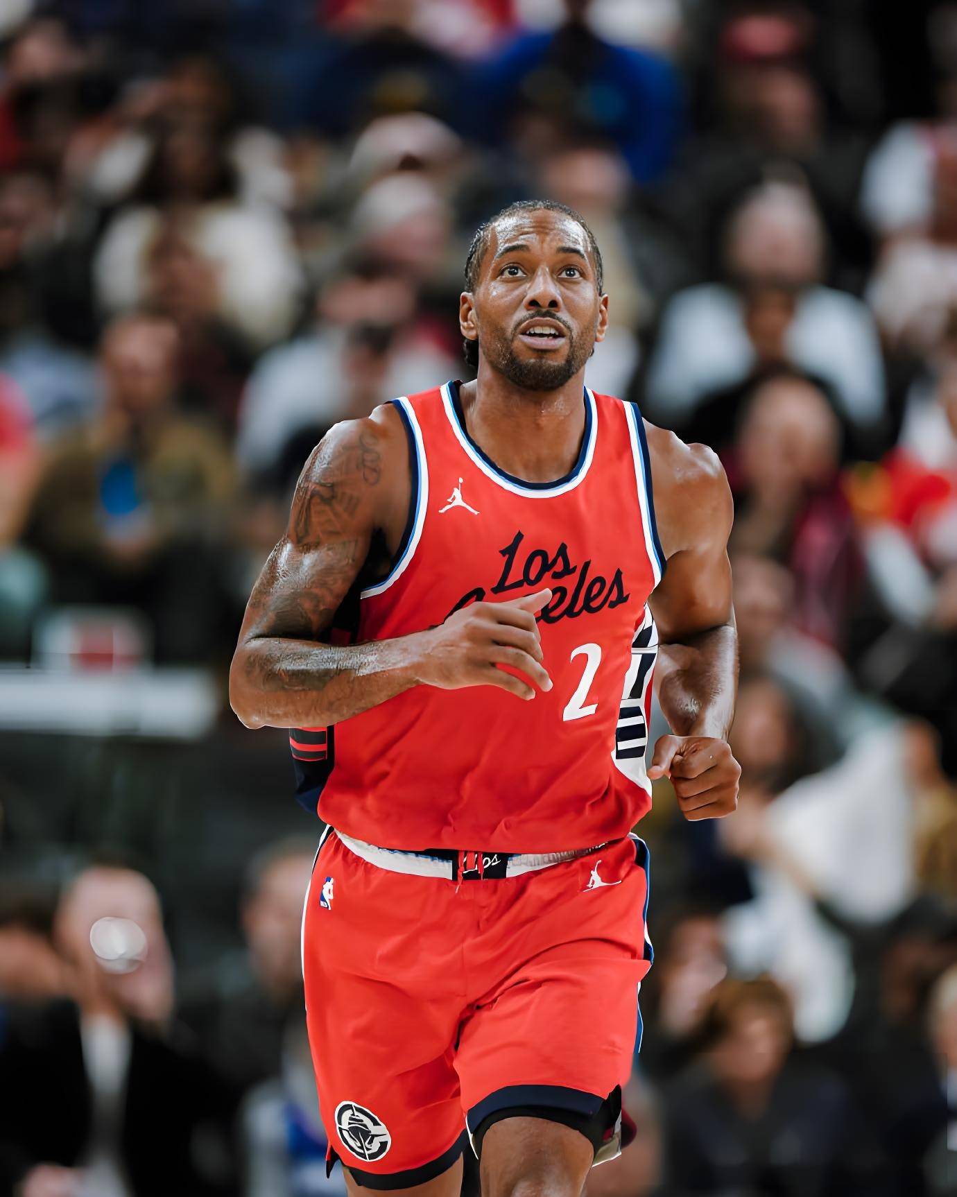 詹姆斯关键上篮助球队锁胜（詹姆斯制胜上篮助球队取胜）