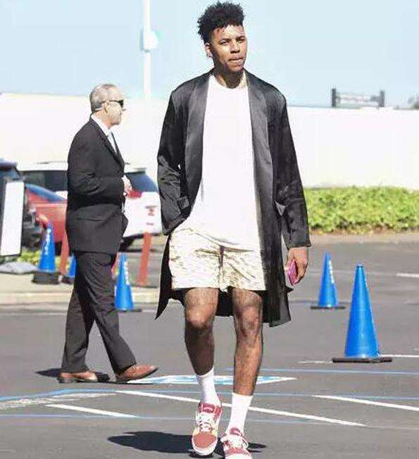 天妒英才，国米旧将范赫斯登转投西协甲后生涯第三度遭遇ACL受伤（命途多舛：前国米后卫范赫斯登转战西协甲后第三次前十字韧带重伤）