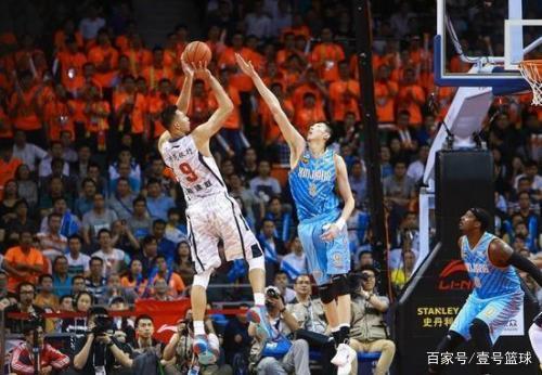 进攻表演！三球半场轰7记三分球砍下21分1板8助1断（火力全开！三球半场狂飙7记三分，砍下21分1板8助1断）