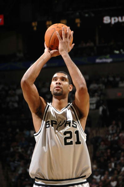 拉菲尼亚无缘最佳阵容，妻子社媒质疑：难道他是篮球运动员？（拉菲尼亚落选最佳阵容，妻子社媒发问：他是打篮球的吗？）